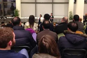 Informatieavond in Kanaleneiland: publiek op stoelen in een zaal