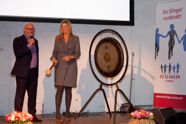 Gert-Jan Jansen en een vrouw op het podium naast een gong