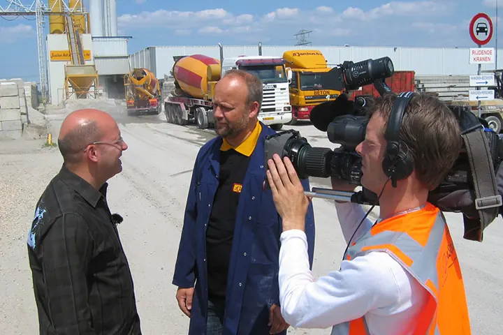 Gert-Jan Jansen interviewt een man bij een betoncentrale