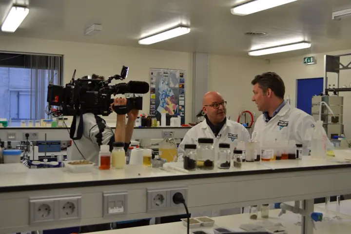 Gert-Jan Jansen in een laboratorium, gefilmd door een cameraman