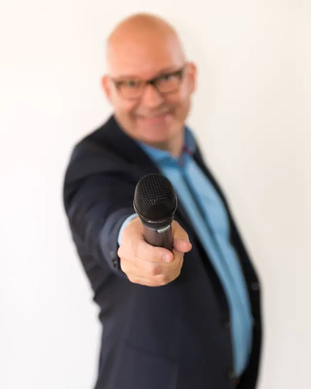 Gert-Jan Jansen houdt een microfoon naar de camera